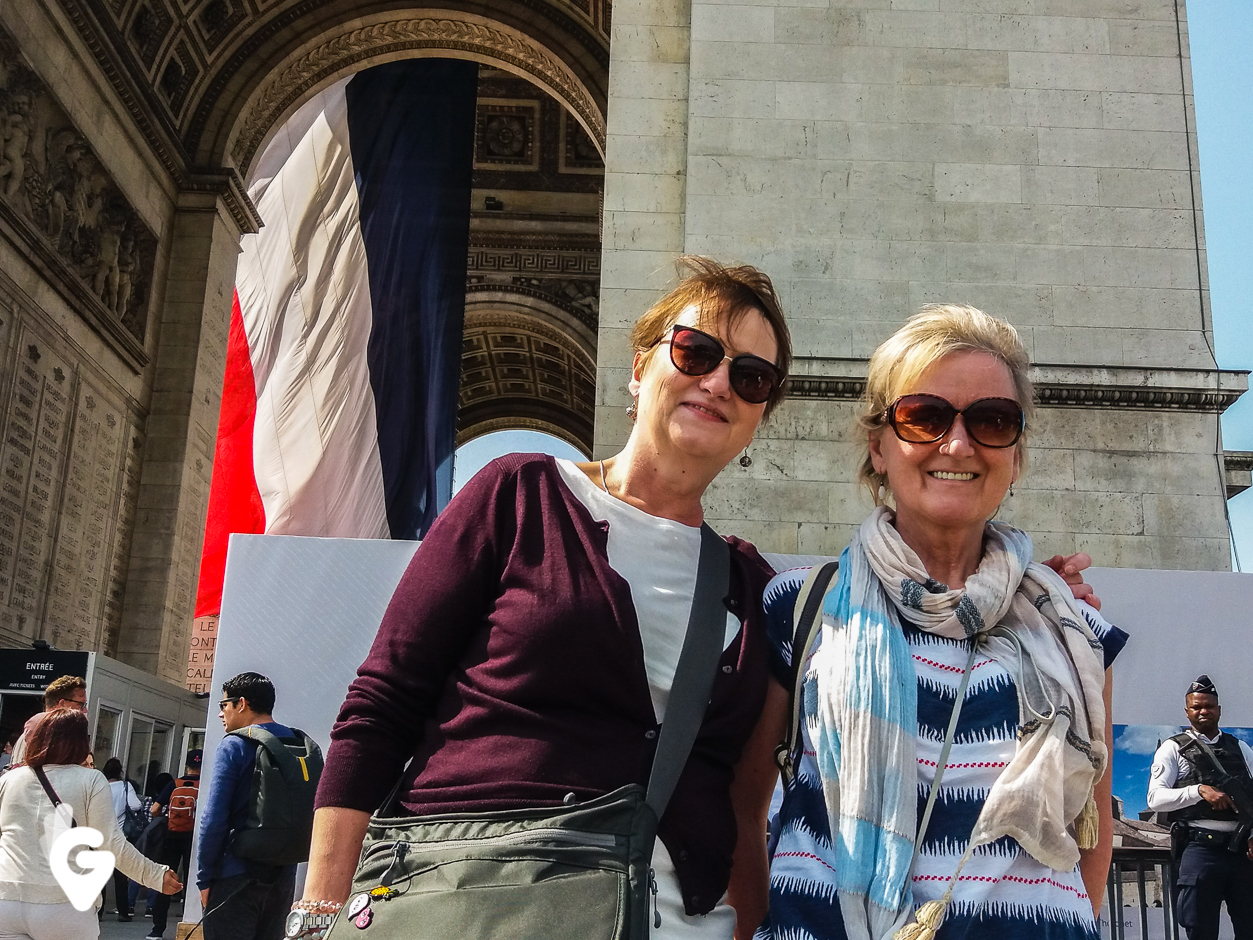 Agnieszka i Elżbieta pod Łukiem Triumfalnym