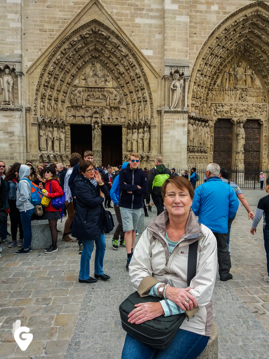 Agnieszka przed Katedrą Notre Dame